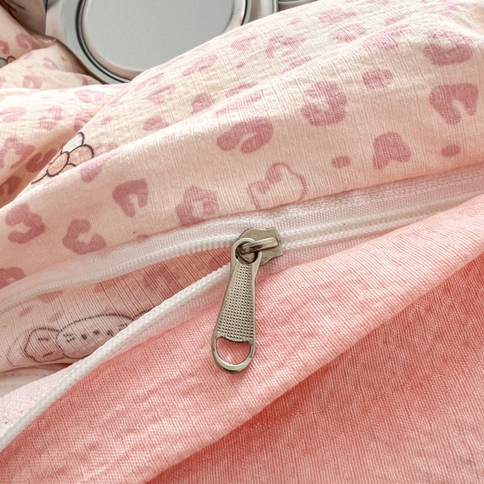 91家纺网 家纺一手货源 找家纺 妖妖家纺  2026小清新软糯双层纱刺绣四件套 豹豹猫甜心粉-刺绣