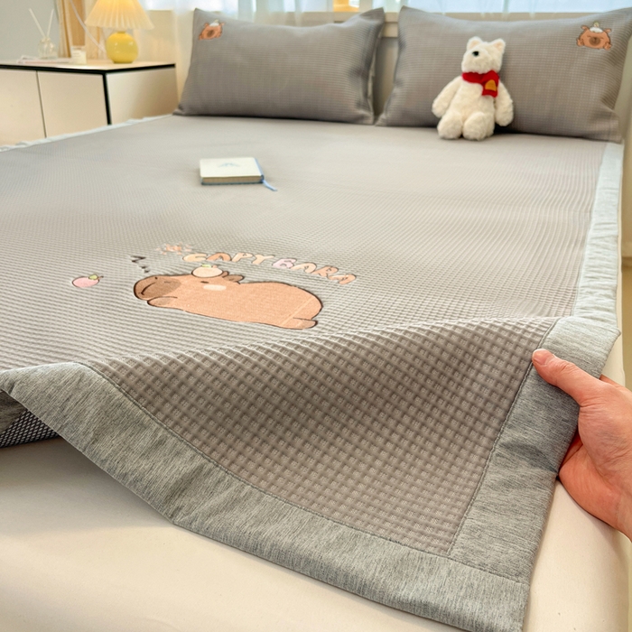 91家纺网 家纺一手货源 找家纺 （总）雅居纺家纺 2026新款A类加厚三明治底华夫格绣花凉感席床单款凉席席子