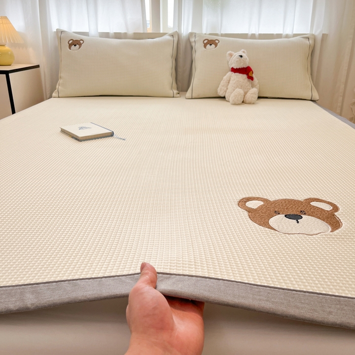 91家纺网 家纺一手货源 找家纺 雅居纺家纺 2026新款A类加厚三明治底华夫格绣花凉感席床单款凉席席子 床席款-熊出没