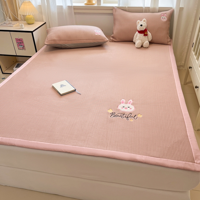 91家纺网 家纺一手货源 找家纺 雅居纺家纺 2026新款A类加厚三明治底华夫格绣花凉感席床单款凉席席子 床席款-幸福兔