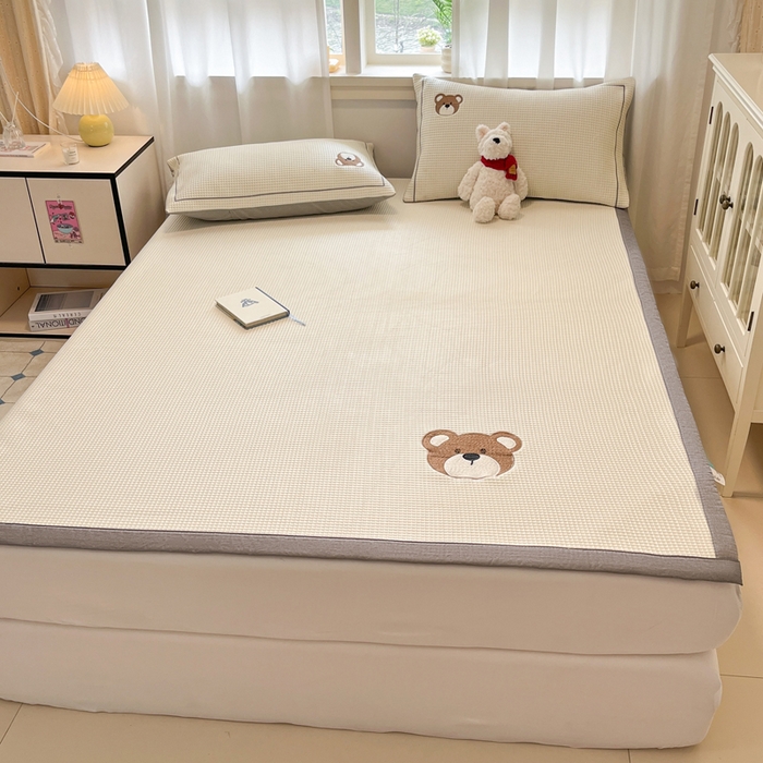 91家纺网 家纺一手货源 找家纺 雅居纺家纺 2026新款A类加厚三明治底华夫格绣花凉感席床单款凉席席子 床席款-熊出没