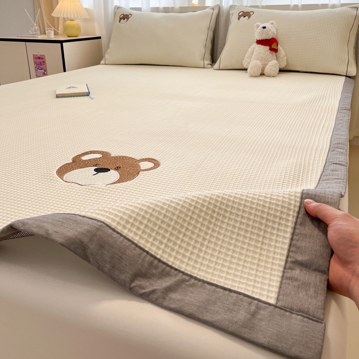 91家纺网 家纺一手货源 找家纺 雅居纺家纺 2026新款A类加厚三明治底华夫格绣花凉感席床单款凉席席子 床席款-熊出没