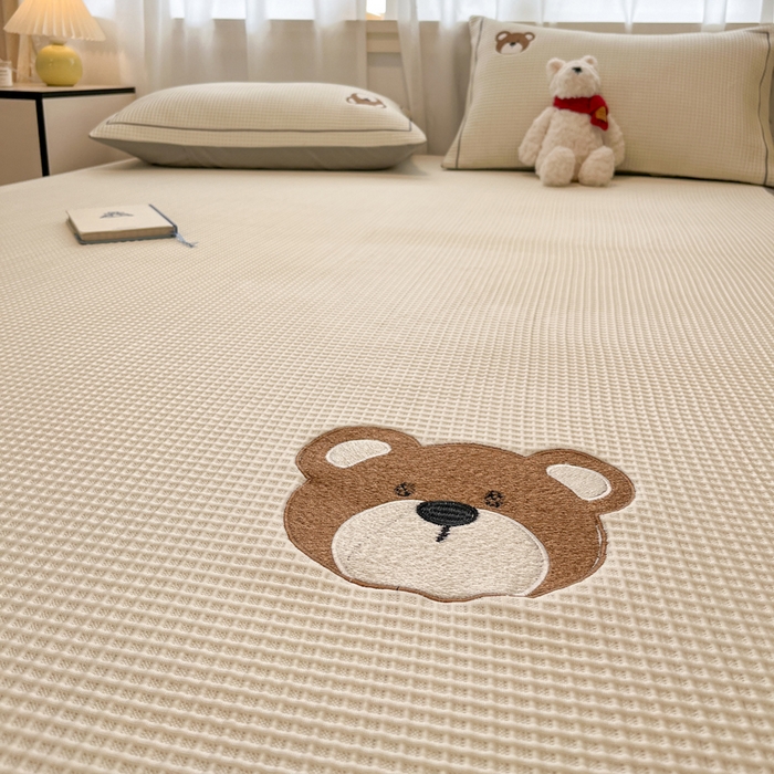 91家纺网 家纺一手货源 找家纺 雅居纺家纺 2026新款A类加厚三明治底华夫格绣花凉感席床单款凉席席子 床席款-熊出没