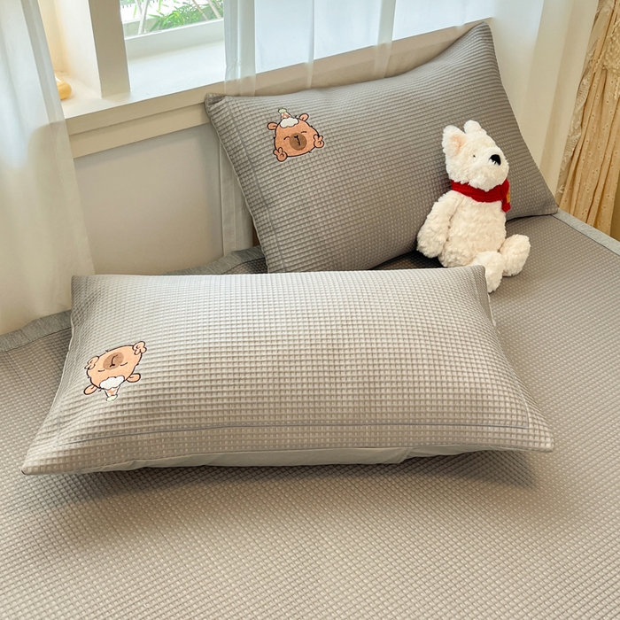 91家纺网 家纺一手货源 找家纺 雅居纺家纺 2026新款A类加厚三明治底华夫格绣花凉感席床单款凉席席子 床席款-卡皮巴拉