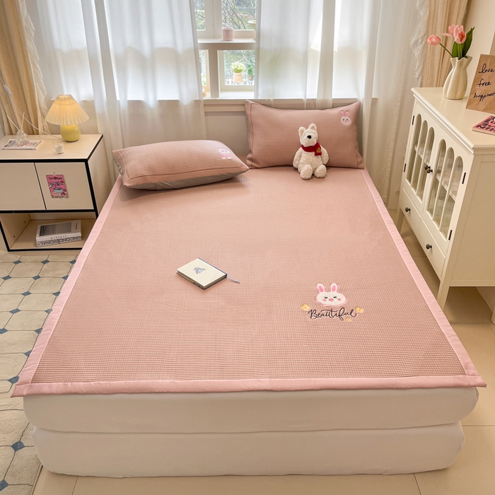 91家纺网 家纺一手货源 找家纺 雅居纺家纺 2026新款A类加厚三明治底华夫格绣花凉感席床单款凉席席子 床席款-幸福兔