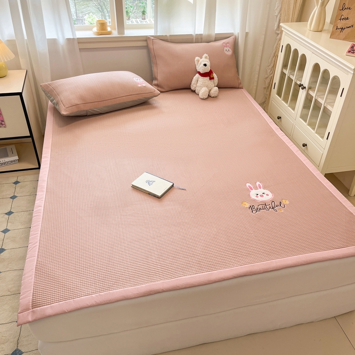 91家纺网 家纺一手货源 找家纺 雅居纺家纺 2026新款A类加厚三明治底华夫格绣花凉感席床单款凉席席子 床席款-幸福兔