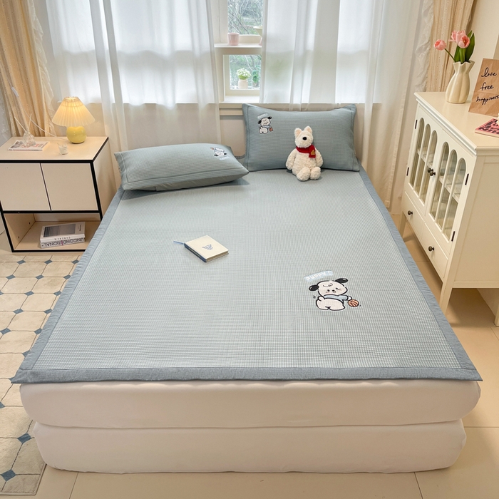 91家纺网 家纺一手货源 找家纺 雅居纺家纺 2026新款A类加厚三明治底华夫格绣花凉感席床单款凉席席子 床席款-乐趣小狗