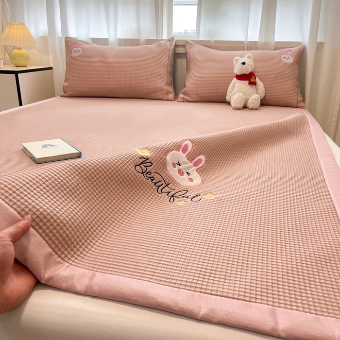 91家纺网 家纺一手货源 找家纺 雅居纺家纺 2026新款A类加厚三明治底华夫格绣花凉感席床单款凉席席子 床席款-幸福兔