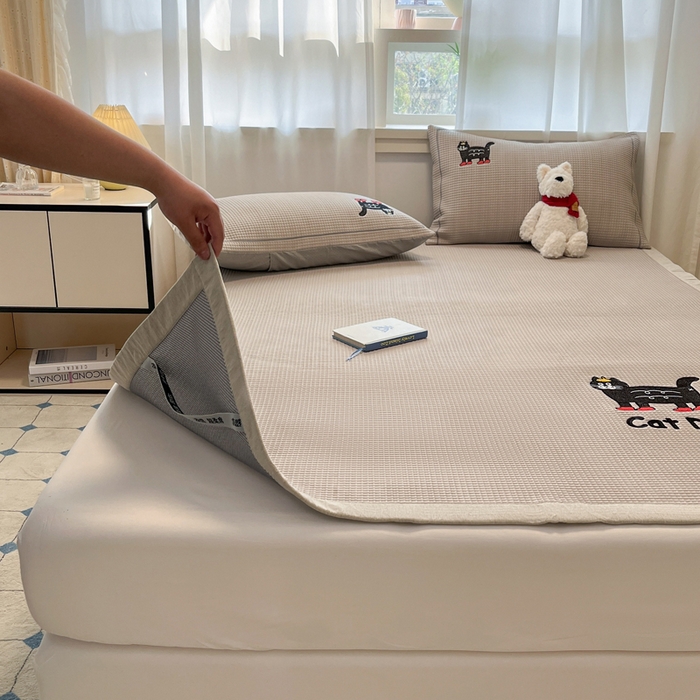 91家纺网 家纺一手货源 找家纺 雅居纺家纺 2026新款A类加厚三明治底华夫格绣花凉感席床单款凉席席子 床席款-喵喵