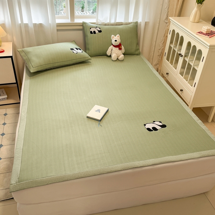 91家纺网 家纺一手货源 找家纺 雅居纺家纺 2026新款A类加厚三明治底华夫格绣花凉感席床单款凉席席子 床席款-爬爬熊猫