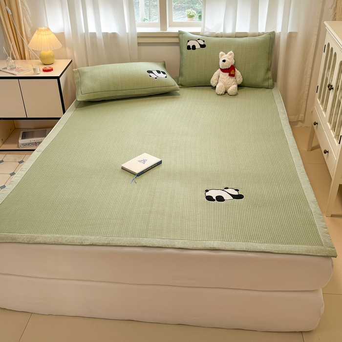 91家纺网 家纺一手货源 找家纺 雅居纺家纺 2026新款A类加厚三明治底华夫格绣花凉感席床单款凉席席子 床席款-爬爬熊猫