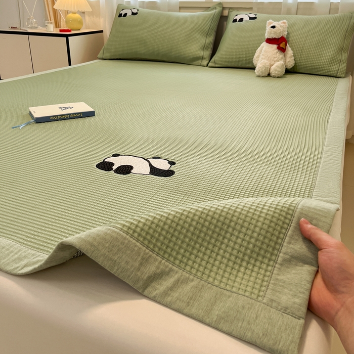 91家纺网 家纺一手货源 找家纺 雅居纺家纺 2026新款A类加厚三明治底华夫格绣花凉感席床单款凉席席子 床席款-爬爬熊猫