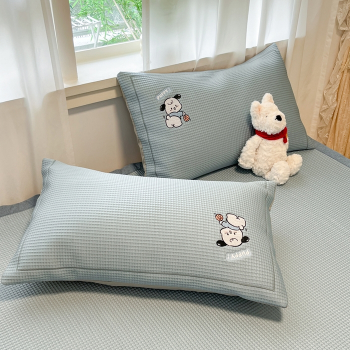 91家纺网 家纺一手货源 找家纺 雅居纺家纺 2026新款A类加厚三明治底华夫格绣花凉感席床单款凉席席子 床席款-乐趣小狗