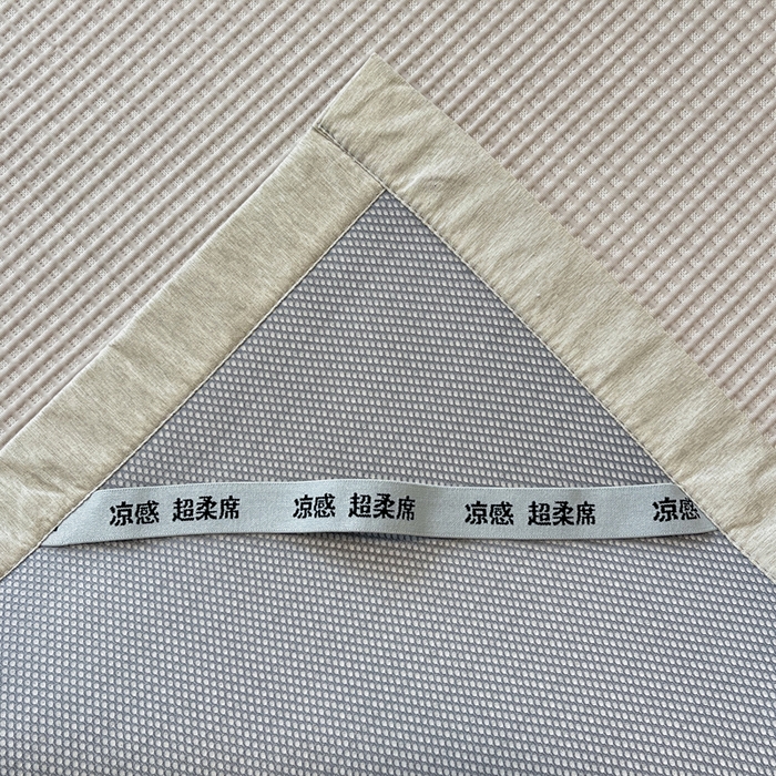 91家纺网 家纺一手货源 找家纺 雅居纺家纺 2026新款A类加厚三明治底华夫格绣花凉感席床单款凉席席子 床席款-喵喵