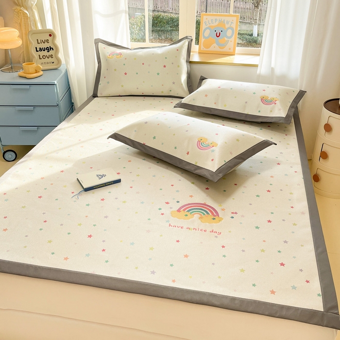 91家纺网 家纺一手货源 找家纺 雅居纺家纺 2026新款A类加厚三明治底绣花冰藤席床单款凉席席子 七彩虹