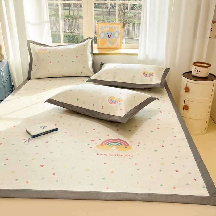 91家纺网 家纺一手货源 找家纺 雅居纺家纺 2026新款A类加厚三明治底绣花冰藤席床单款凉席席子 七彩虹