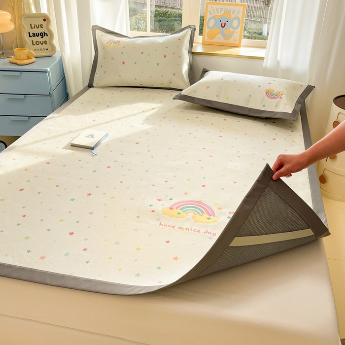 91家纺网 家纺一手货源 找家纺 雅居纺家纺 2026新款A类加厚三明治底绣花冰藤席床单款凉席席子 七彩虹