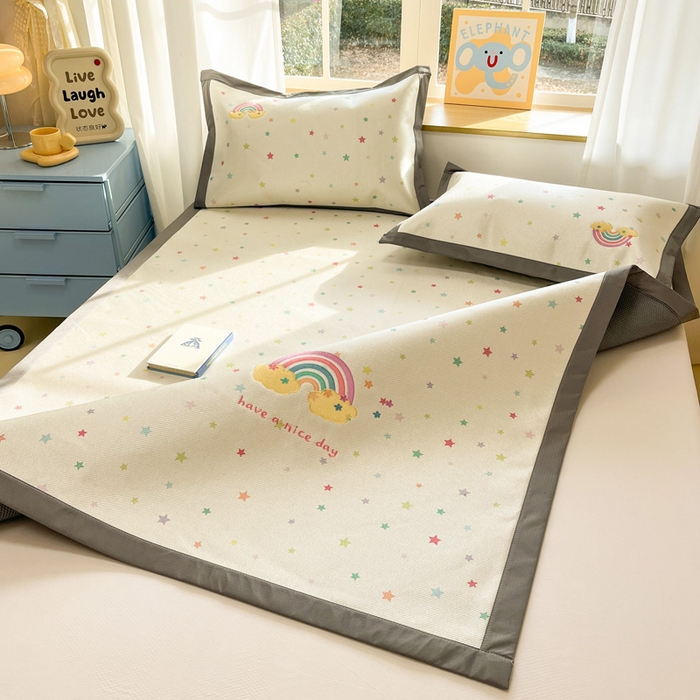 91家纺网 家纺一手货源 找家纺 雅居纺家纺 2026新款A类加厚三明治底绣花冰藤席床单款凉席席子 七彩虹