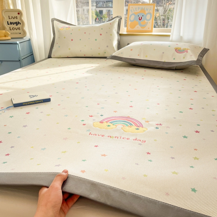 91家纺网 家纺一手货源 找家纺 雅居纺家纺 2026新款A类加厚三明治底绣花冰藤席床单款凉席席子 七彩虹