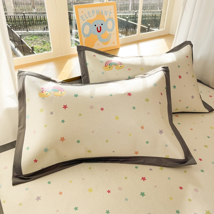 91家纺网 家纺一手货源 找家纺 雅居纺家纺 2026新款A类加厚三明治底绣花冰藤席床单款凉席席子 七彩虹