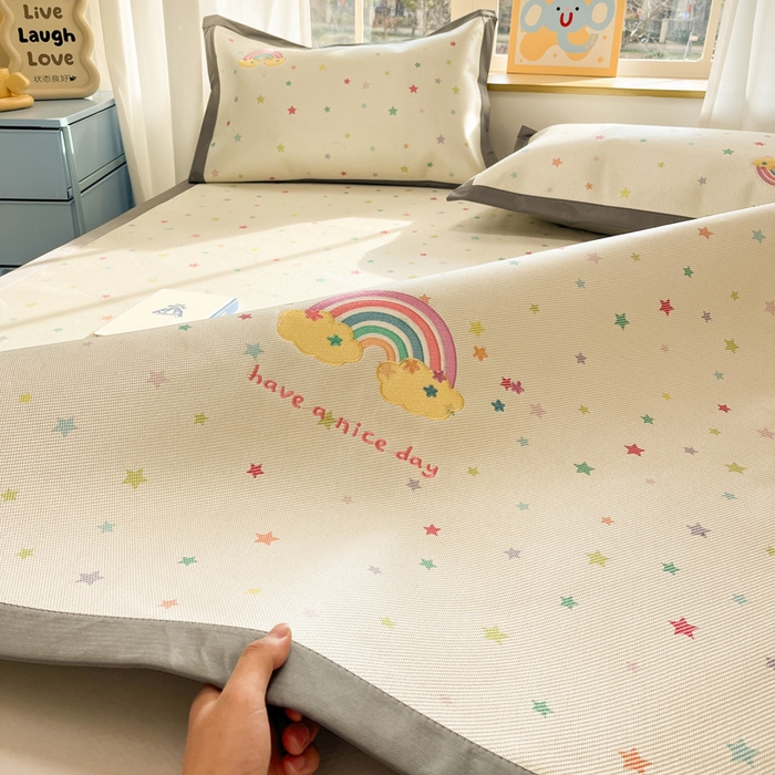 91家纺网 家纺一手货源 找家纺 雅居纺家纺 2026新款A类加厚三明治底绣花冰藤席床单款凉席席子 七彩虹