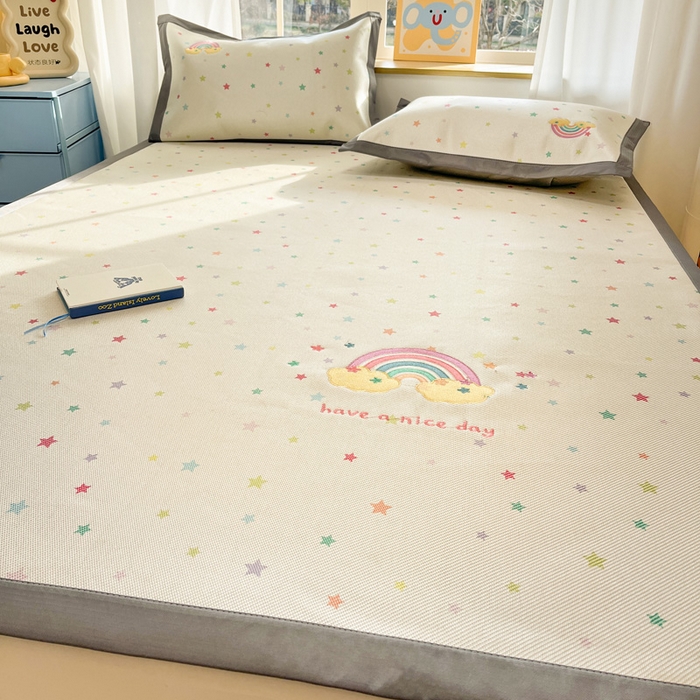 91家纺网 家纺一手货源 找家纺 雅居纺家纺 2026新款A类加厚三明治底绣花冰藤席床单款凉席席子 七彩虹