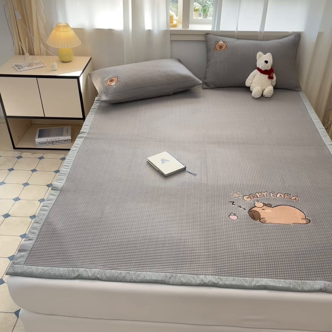 91家纺网 家纺一手货源 找家纺 雅居纺家纺 2026新款A类加厚三明治底华夫格绣花凉感席床单款凉席席子 床席款-卡皮巴拉