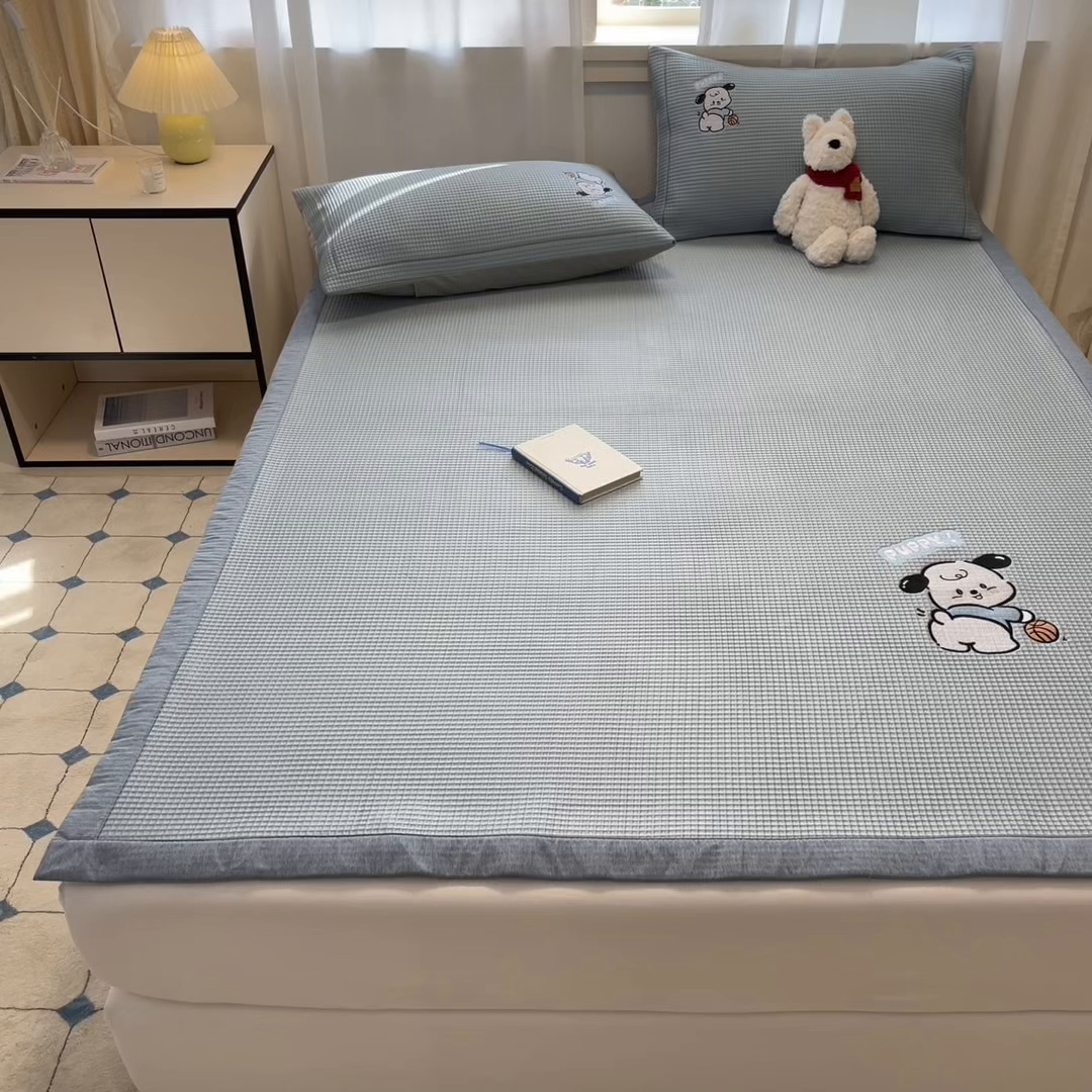 91家纺网 家纺一手货源 找家纺 雅居纺家纺 2026新款A类加厚三明治底华夫格绣花凉感席床单款凉席席子 床席款-乐趣小狗