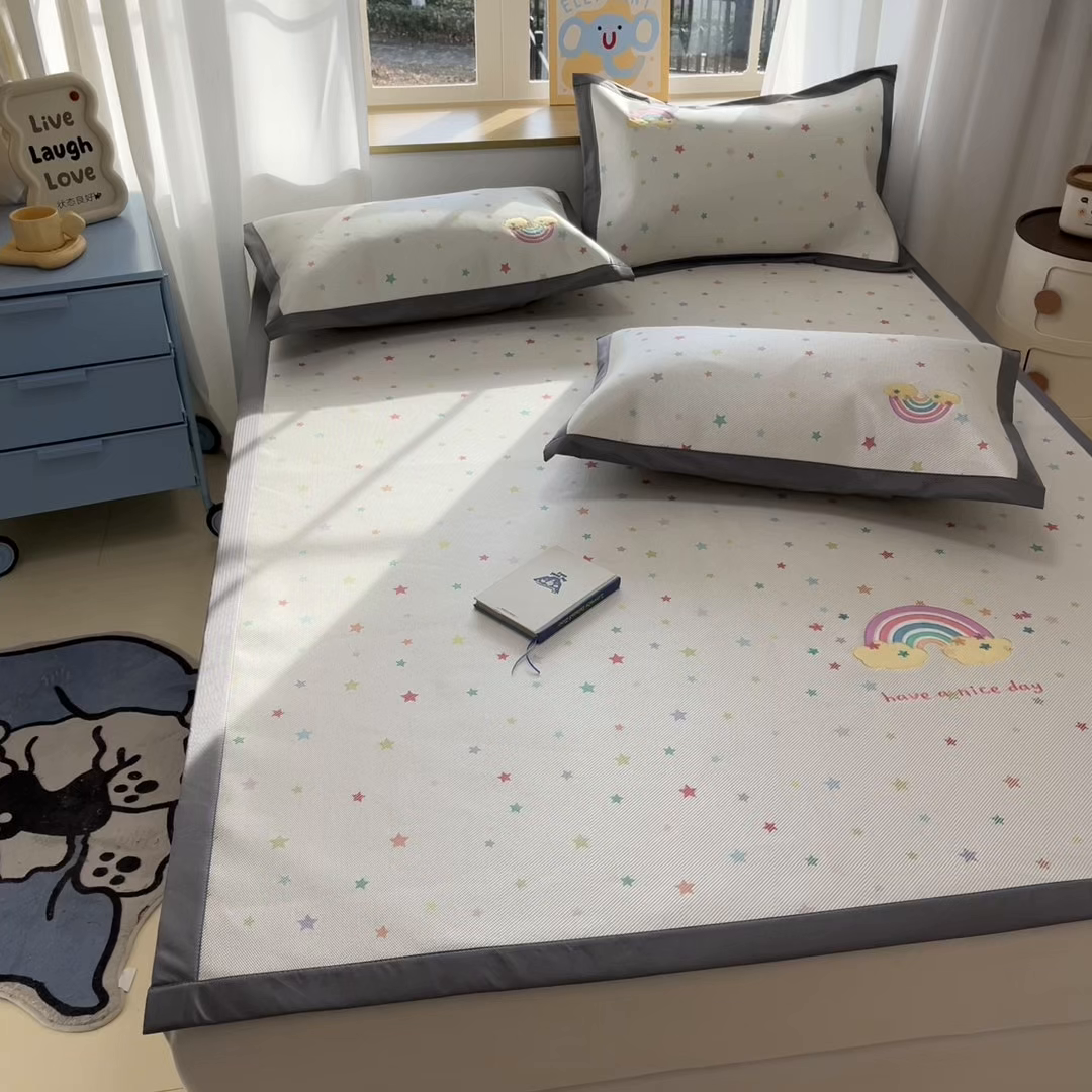 91家纺网 家纺一手货源 找家纺 雅居纺家纺 2026新款A类加厚三明治底绣花冰藤席床单款凉席席子 七彩虹