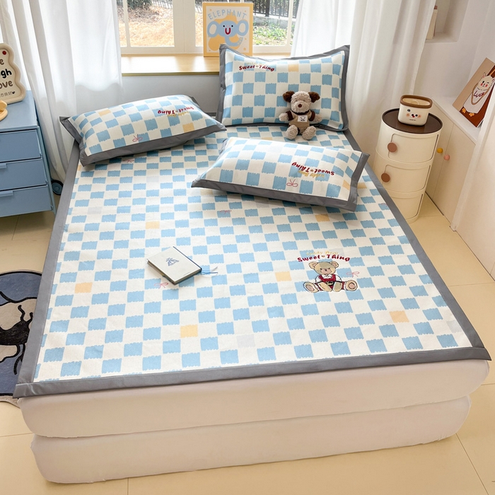 91家纺网 家纺一手货源 找家纺 雅居纺家纺 2026新款A类加厚三明治底绣花冰藤席床单款凉席席子 时尚小熊