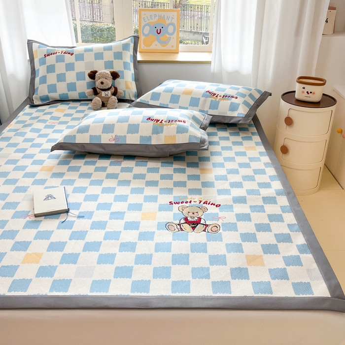 91家纺网 家纺一手货源 找家纺 雅居纺家纺 2026新款A类加厚三明治底绣花冰藤席床单款凉席席子 时尚小熊