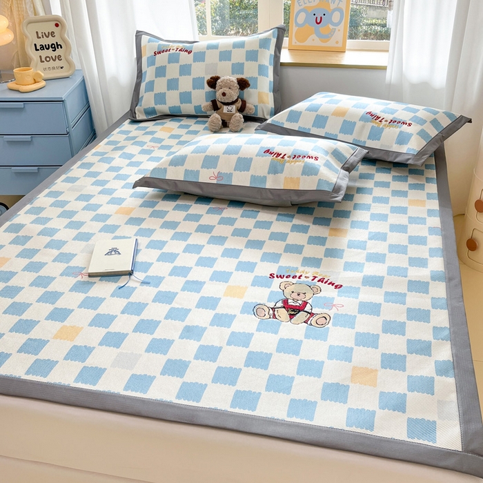 91家纺网 家纺一手货源 找家纺 雅居纺家纺 2026新款A类加厚三明治底绣花冰藤席床单款凉席席子 时尚小熊