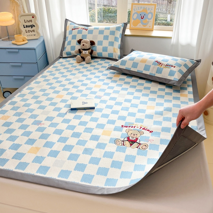 91家纺网 家纺一手货源 找家纺 雅居纺家纺 2026新款A类加厚三明治底绣花冰藤席床单款凉席席子 时尚小熊