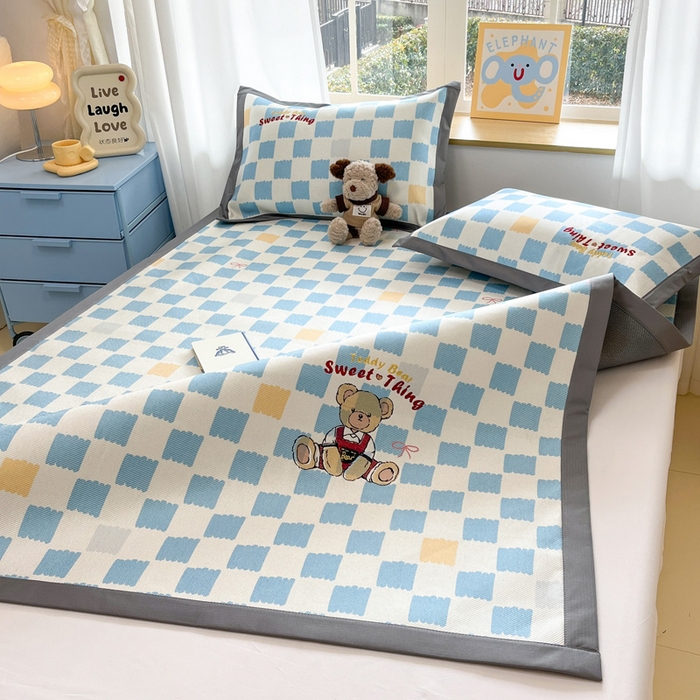 91家纺网 家纺一手货源 找家纺 雅居纺家纺 2026新款A类加厚三明治底绣花冰藤席床单款凉席席子 时尚小熊