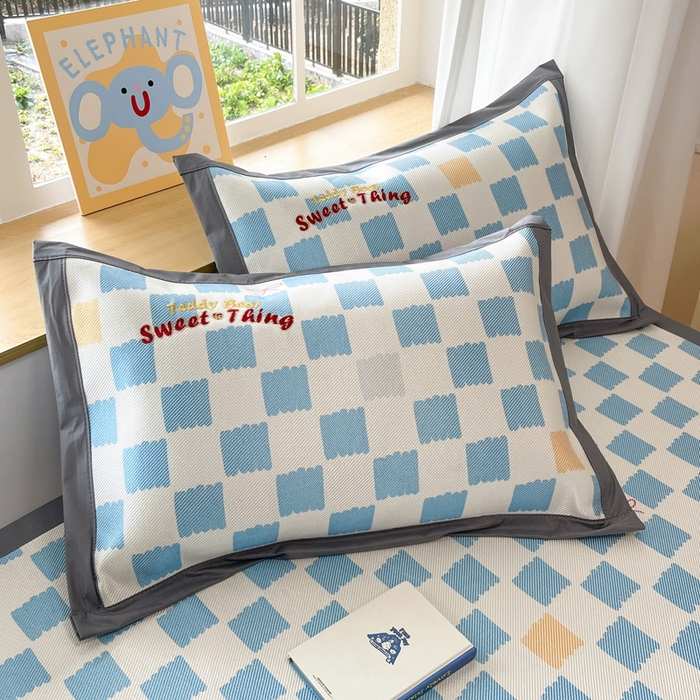 91家纺网 家纺一手货源 找家纺 雅居纺家纺 2026新款A类加厚三明治底绣花冰藤席床单款凉席席子 时尚小熊