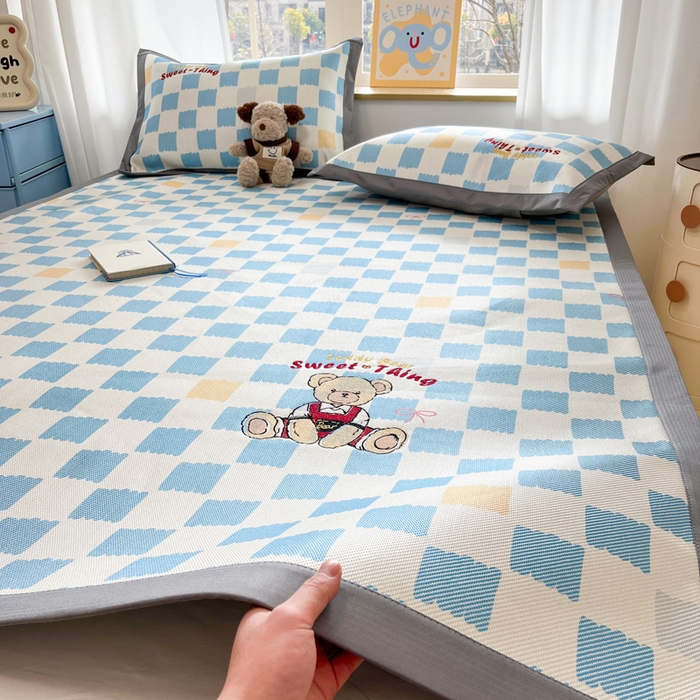 91家纺网 家纺一手货源 找家纺 雅居纺家纺 2026新款A类加厚三明治底绣花冰藤席床单款凉席席子 时尚小熊