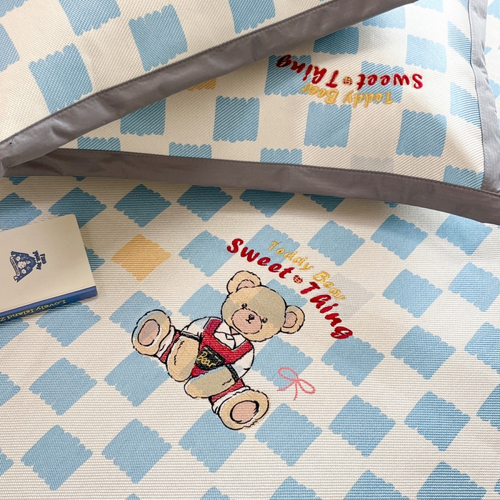 91家纺网 家纺一手货源 找家纺 雅居纺家纺 2026新款A类加厚三明治底绣花冰藤席床单款凉席席子 时尚小熊