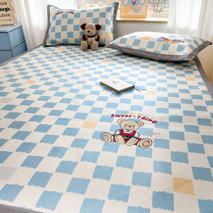 91家纺网 家纺一手货源 找家纺 雅居纺家纺 2026新款A类加厚三明治底绣花冰藤席床单款凉席席子 时尚小熊