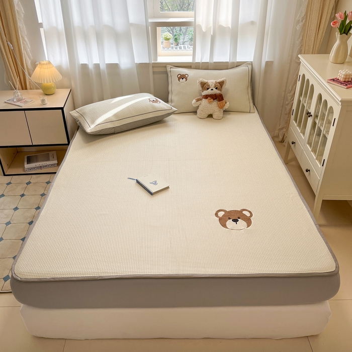 91家纺网 家纺一手货源 找家纺 雅居纺家纺 2026新款A类加厚三明治底华夫格绣花凉感席床笠款凉席席子 床笠款-熊出没