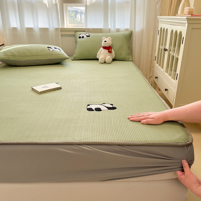 91家纺网 家纺一手货源 找家纺 雅居纺家纺 2026新款A类加厚三明治底华夫格绣花凉感席床笠款凉席席子 床笠款-爬爬熊猫