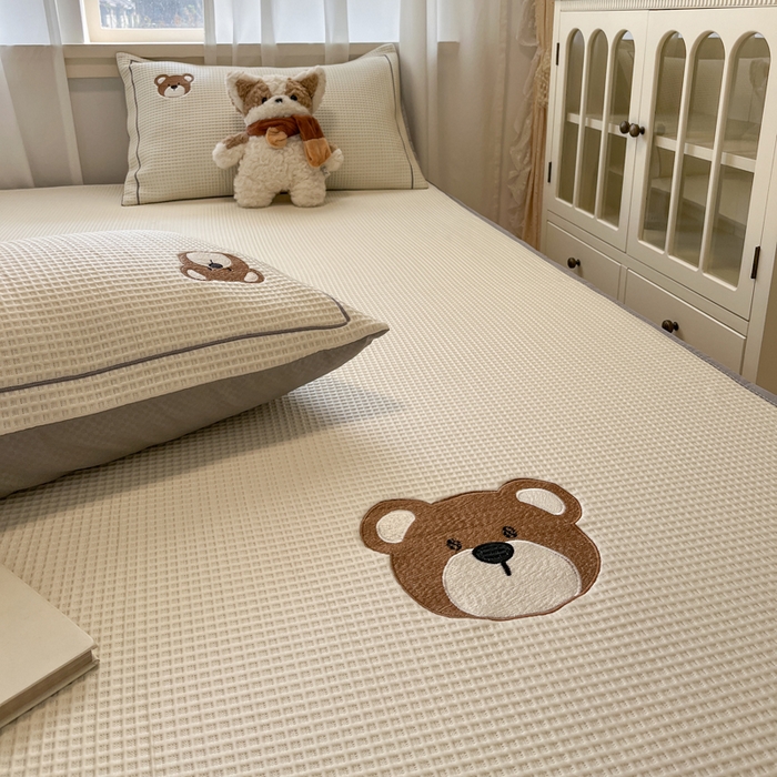 91家纺网 家纺一手货源 找家纺 雅居纺家纺 2026新款A类加厚三明治底华夫格绣花凉感席床笠款凉席席子 床笠款-熊出没