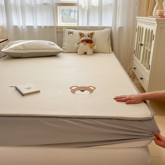 91家纺网 家纺一手货源 找家纺 雅居纺家纺 2026新款A类加厚三明治底华夫格绣花凉感席床笠款凉席席子 床笠款-熊出没