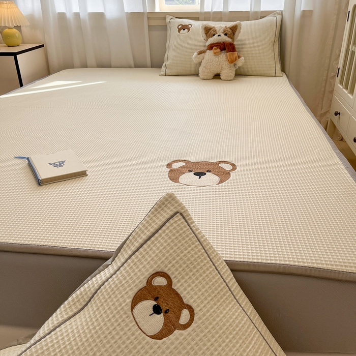 91家纺网 家纺一手货源 找家纺 雅居纺家纺 2026新款A类加厚三明治底华夫格绣花凉感席床笠款凉席席子 床笠款-熊出没