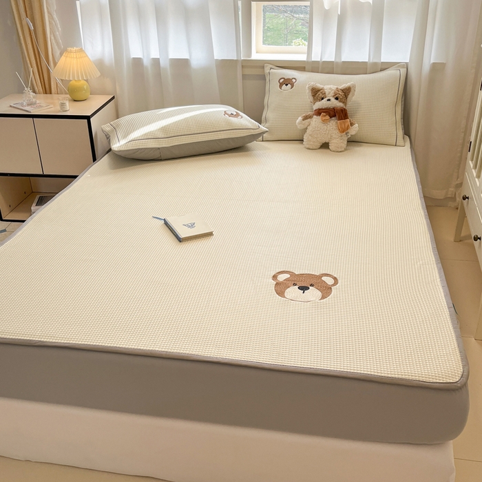 91家纺网 家纺一手货源 找家纺 雅居纺家纺 2026新款A类加厚三明治底华夫格绣花凉感席床笠款凉席席子 床笠款-熊出没