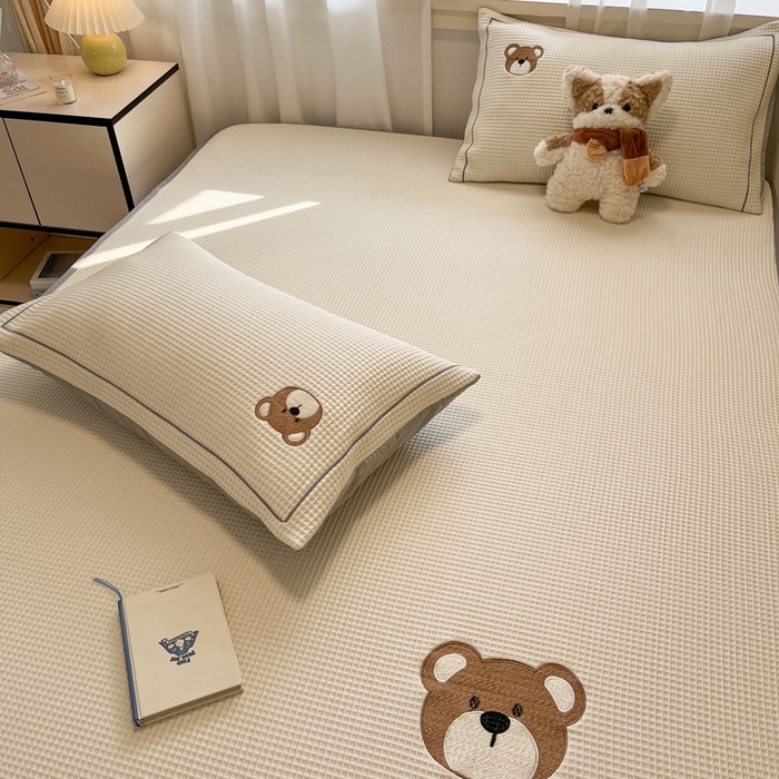 91家纺网 家纺一手货源 找家纺 雅居纺家纺 2026新款A类加厚三明治底华夫格绣花凉感席床笠款凉席席子 床笠款-熊出没