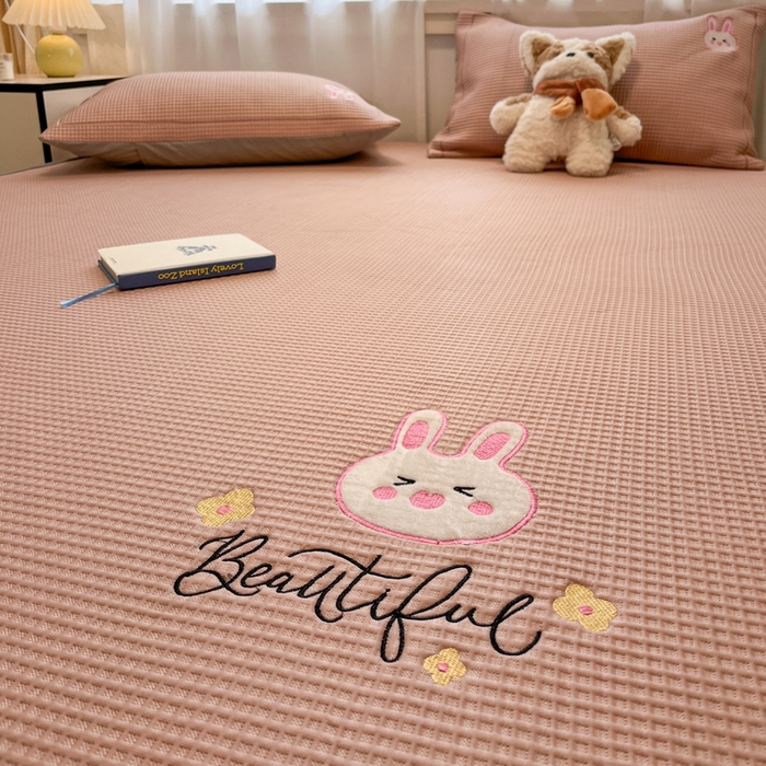 91家纺网 家纺一手货源 找家纺 雅居纺家纺 2026新款A类加厚三明治底华夫格绣花凉感席床笠款凉席席子 床笠款-幸福兔