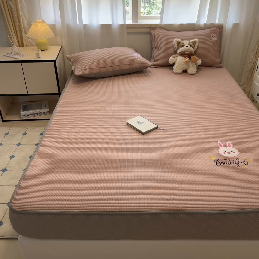 91家纺网 家纺一手货源 找家纺 雅居纺家纺 2026新款A类加厚三明治底华夫格绣花凉感席床笠款凉席席子 床笠款-幸福兔