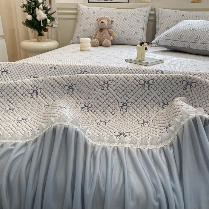 91家纺网 家纺一手货源 找家纺 雅居纺家纺 2026新款加厚三明治底床裙款凉感席凉席席子 蝴蝶结爱恋-蓝