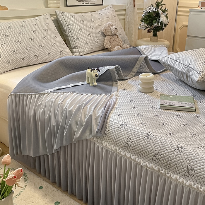 91家纺网 家纺一手货源 找家纺 雅居纺家纺 2026新款加厚三明治底床裙款凉感席凉席席子 蝴蝶结爱恋-灰