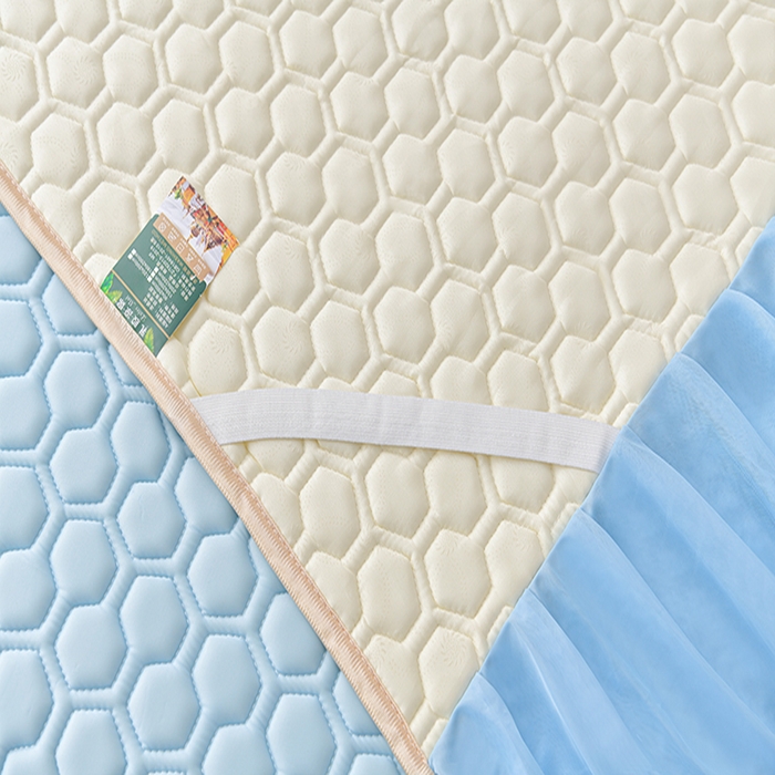 91家纺网 家纺一手货源 找家纺 畅畅家纺 2026新款夏季凉感丝足球花纯色凉席席子三件套夏被四件套 足球花-天蓝